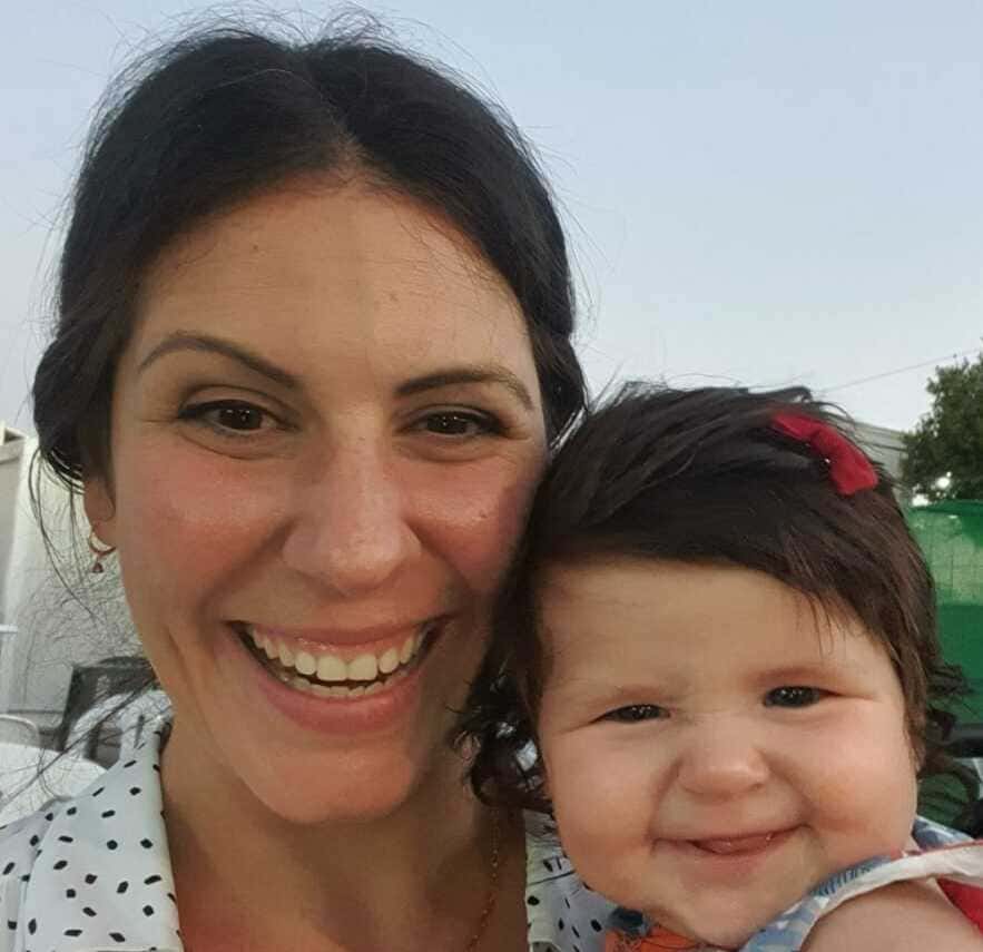 Mama con hija feliz después de una asistencia con doula barcelona